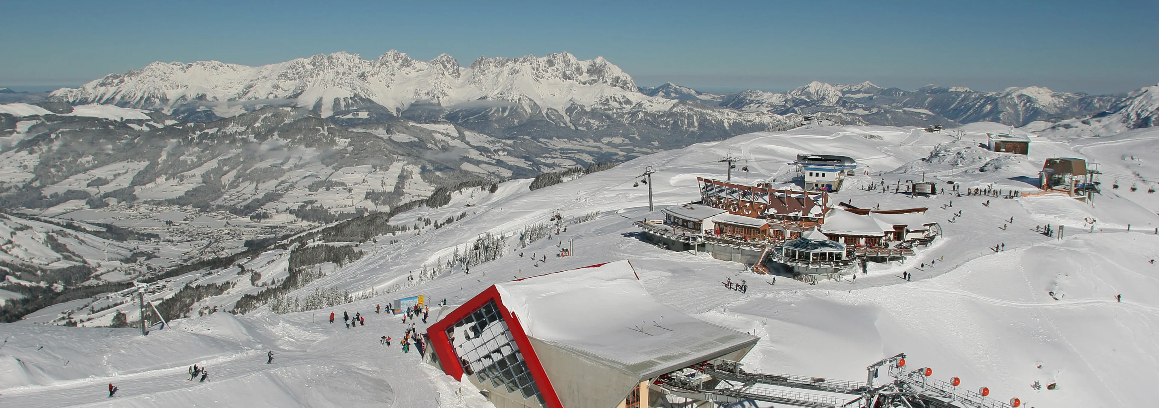 Blick auf schneebedeckte Berge und ein Skigebiet bei Hohe Brücke.
