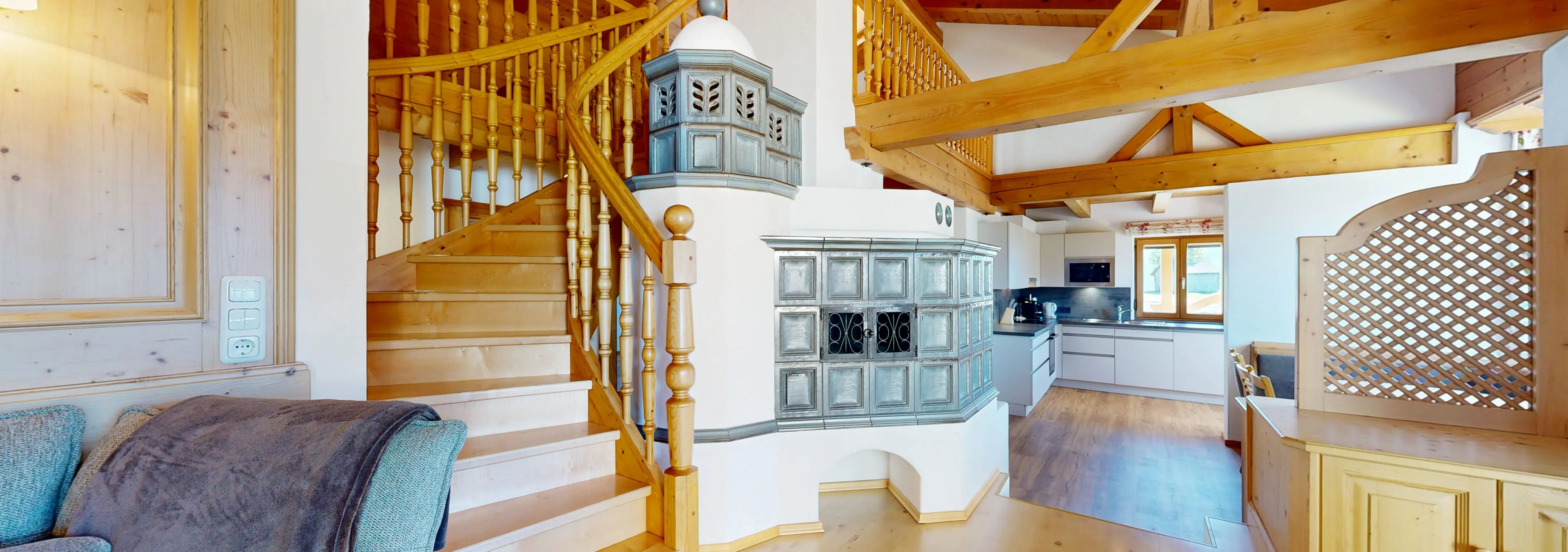 Helles Wohnzimmer mit Holztreppe und modernen Möbeln in einer Wohnung.