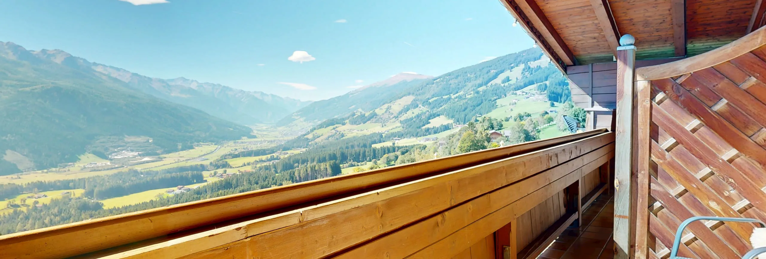 Aussicht von einem Balkon mit Bergen und Tälern im Hintergrund