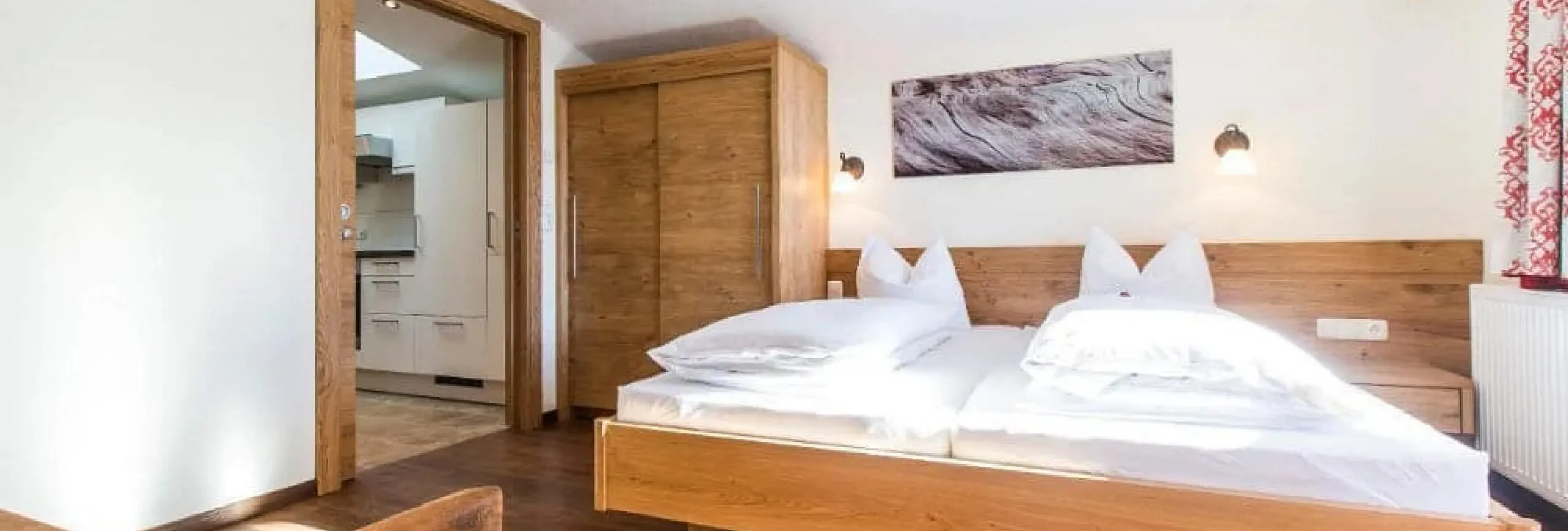 Moderne Unterkunft mit einem Schlafzimmer und angrenzender Küche
